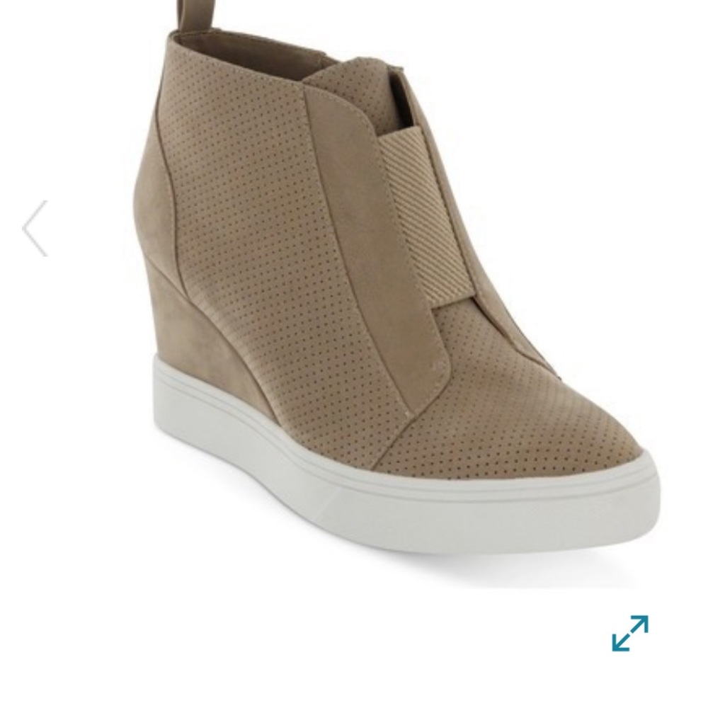 NWOT Mia Christie Wedge Sneaker